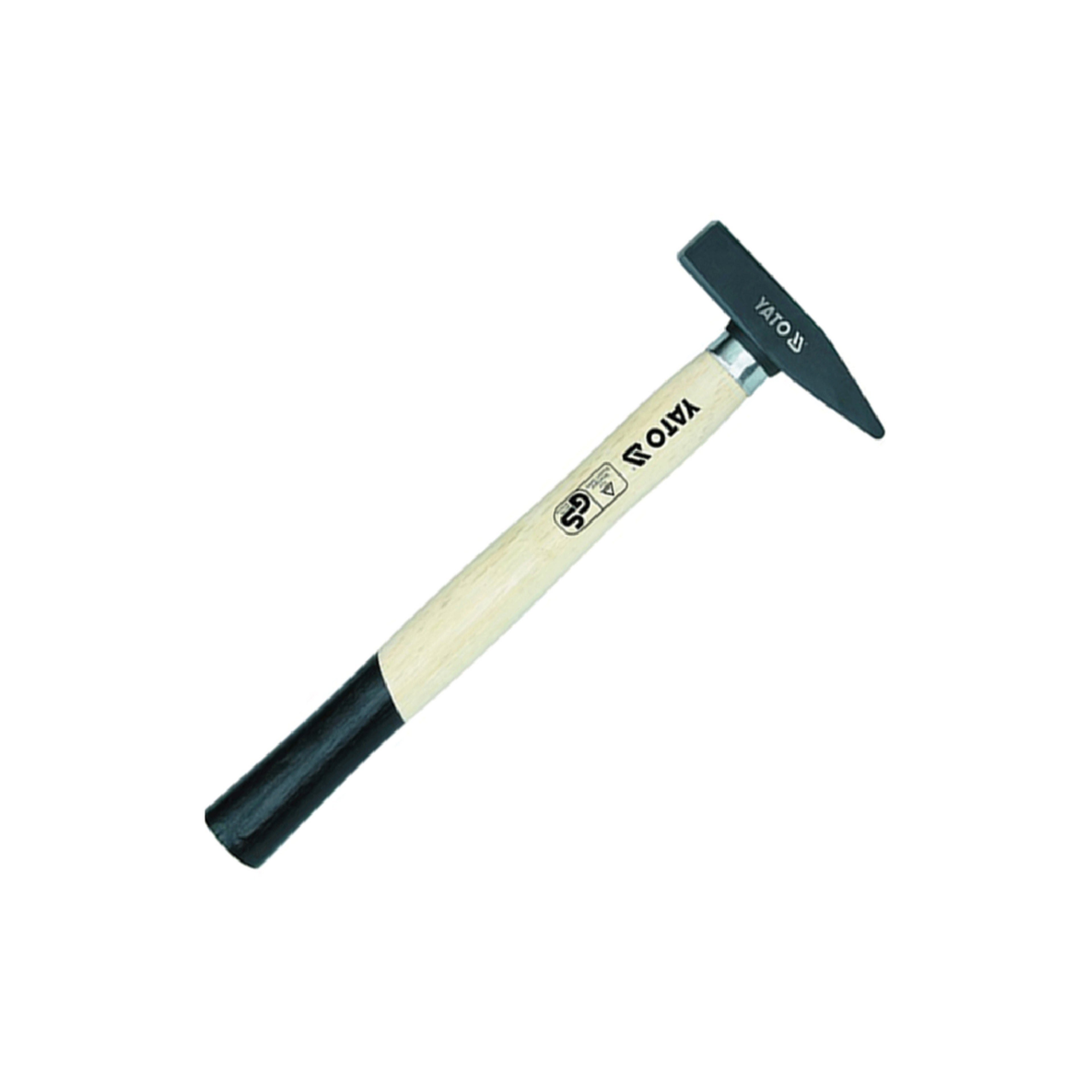 ჩაქუჩი ხის ტარით იატო